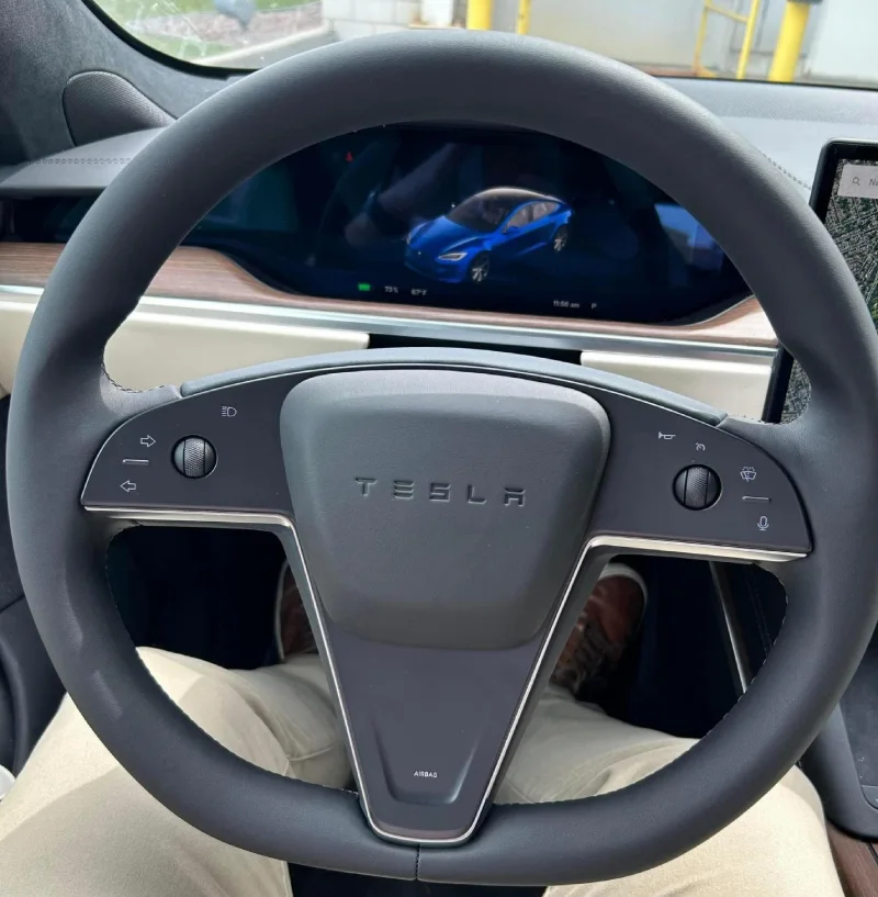¿Cómo ajustar el volante o el yugo de Tesla? [Complete Guide]