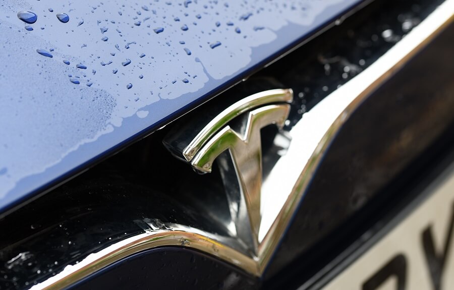 Lanzamientos activos de Tesla Software en automóviles fabricados en 2020